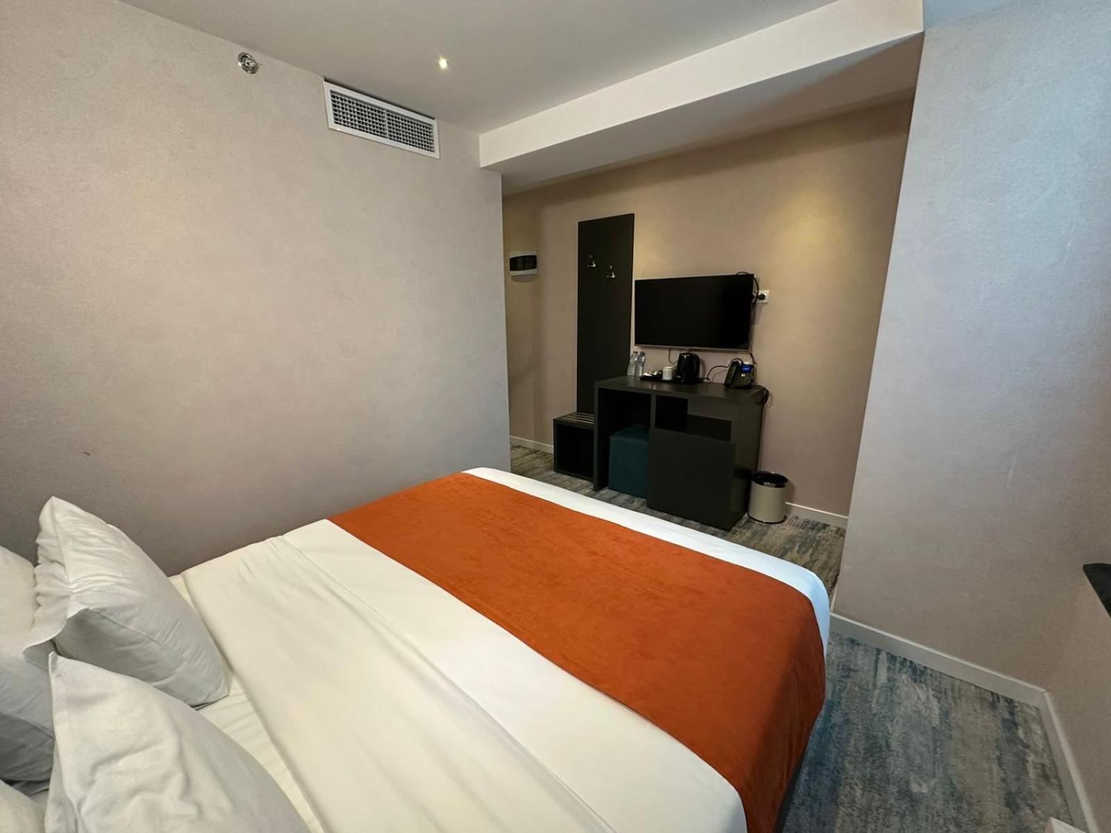 M 1 T Hotel Tbiliszi Kültér fotó